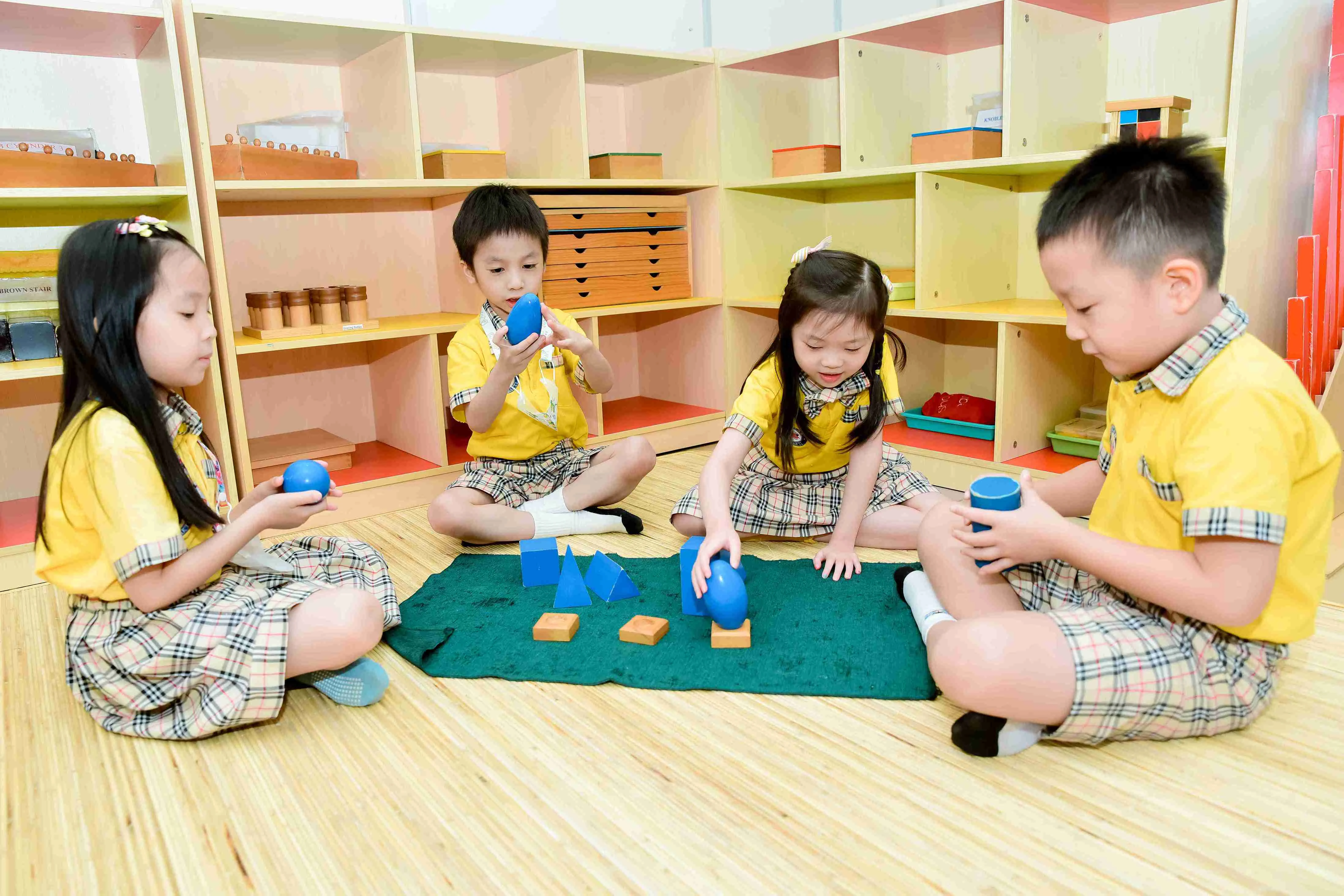 Eksplorasi Bentuk Geometri dengan Metode Montessori