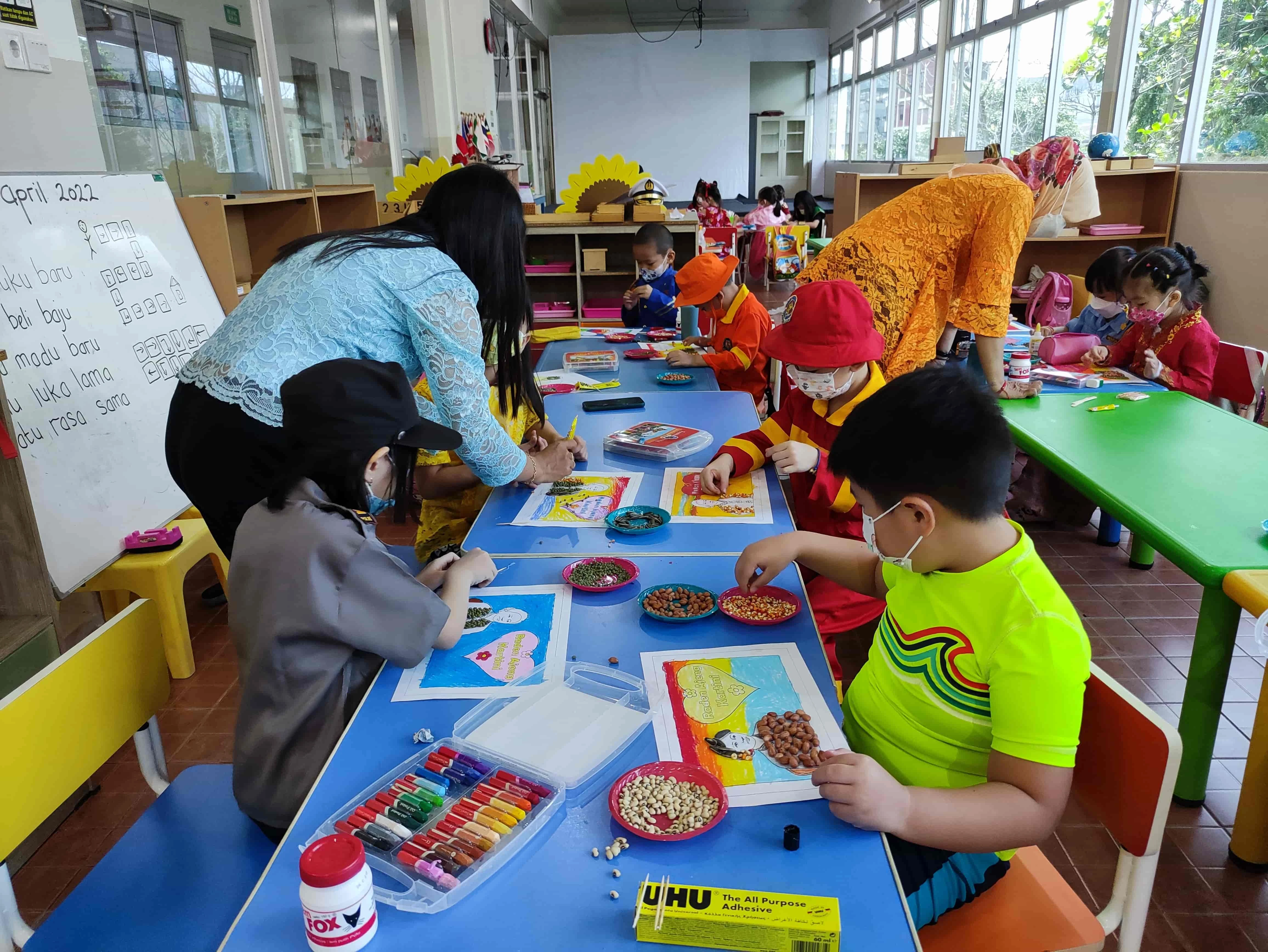 Menumbuhkan Imajinasi dan Motorik Halus Anak